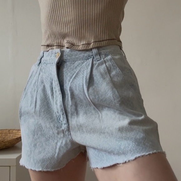 Vintage Gloria Vanderbilt High-Waisted Denim Shorts β Snakeskin Print, Size 6 - Picture 1 of 7